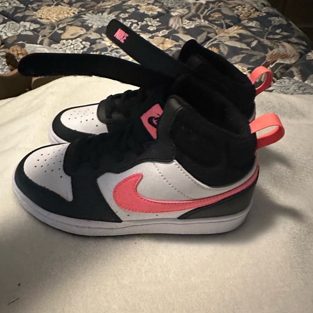 Size 13.5 toddler girls Nike Hi Tops. Worn once. My daughter didn’t like them.